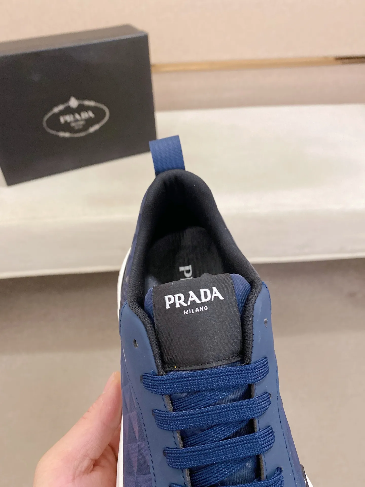 Men's shoes 💰 442💰 ✔️✔️✔️The new PRADA (Prada) counters are launched simultaneously. The new men's shoes and 😘fabrics are made of selected cowhide and waterproof and breathable fabrics. Lining: Breathable mesh lining. 👍🏿 High-end ☄️ air-cushion molded anti-slip rubber outsole, exquisite lines, simple and elegant, comfortable and high-end for leisure travel. Code number: 38 to 44 (45 can be customized and cannot be returned or exchanged)
